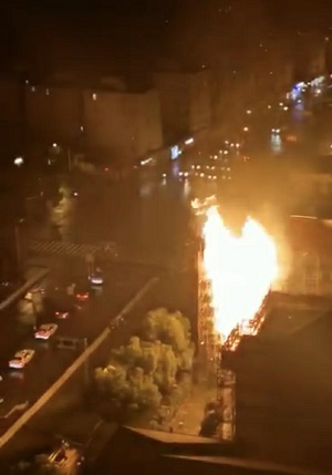 上海長寧區天山支路一居民樓的腳手架突然起火 上海長寧區天山支路一居民樓的腳手架突然起火